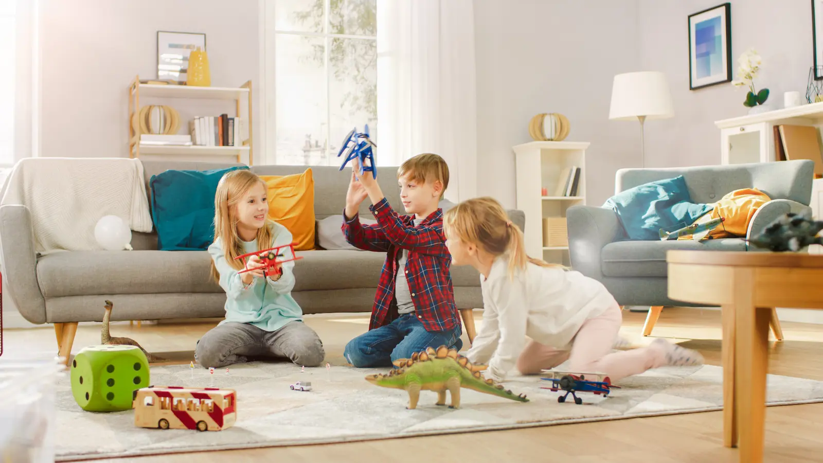 Kinderen die samen met speelgoed spelen