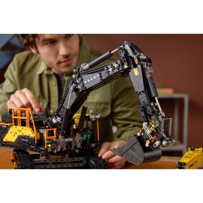 LEGO Technic 42215 Volvo EC500 Hybrid Graafmachine - Afbeelding 6