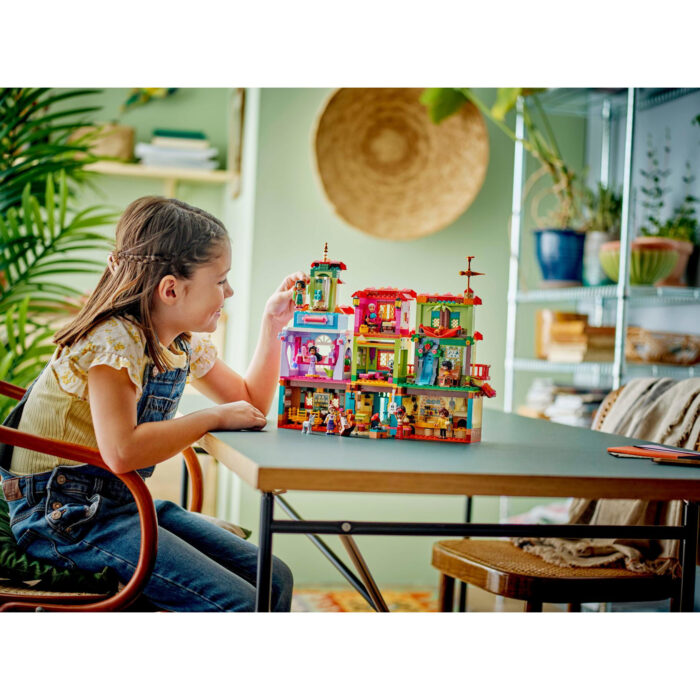 LEGO 43245 Disney Classic Het Magische Huis Van De Familie Madrigal - Afbeelding 6