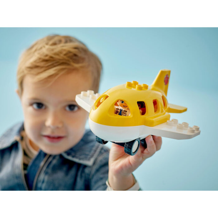 LEGO 10443 DUPLO Town Voor het eerst op het Vliegveld - Afbeelding 5