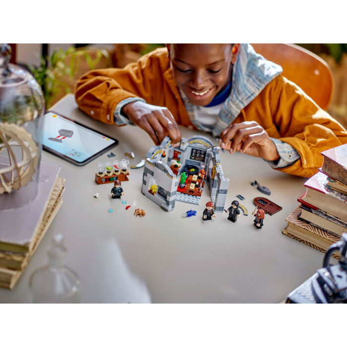 LEGO 76431 Harry Potter Kasteel Zweinstein Toverdrankenles - Afbeelding 4