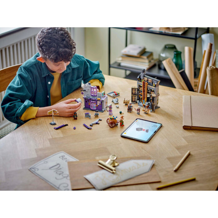 LEGO 76439 Harry Potter Olivanders & Madame Mallekins Gewaden - Afbeelding 4