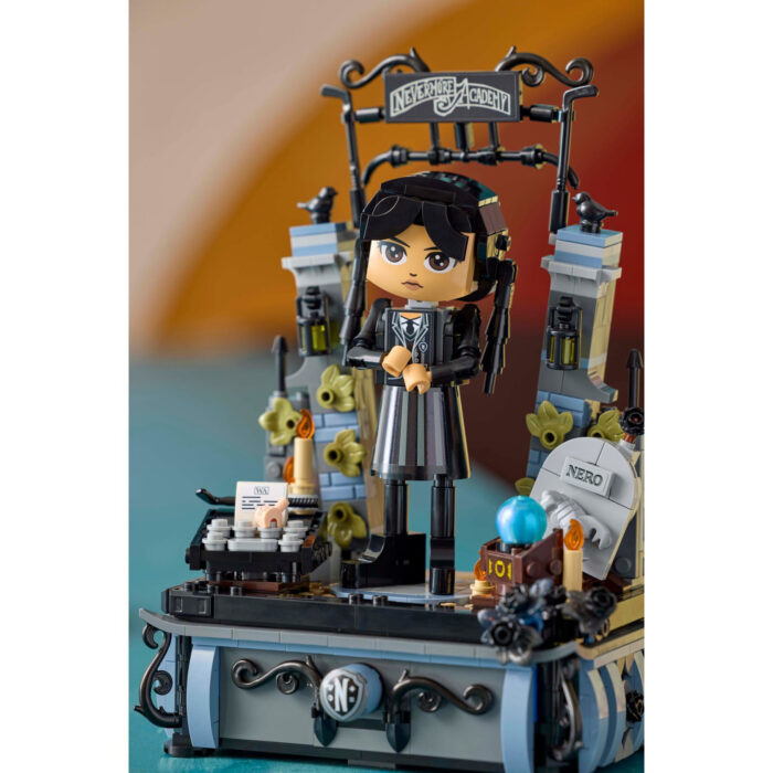 LEGO 76780 Wednesday Addams figuur - Afbeelding 6