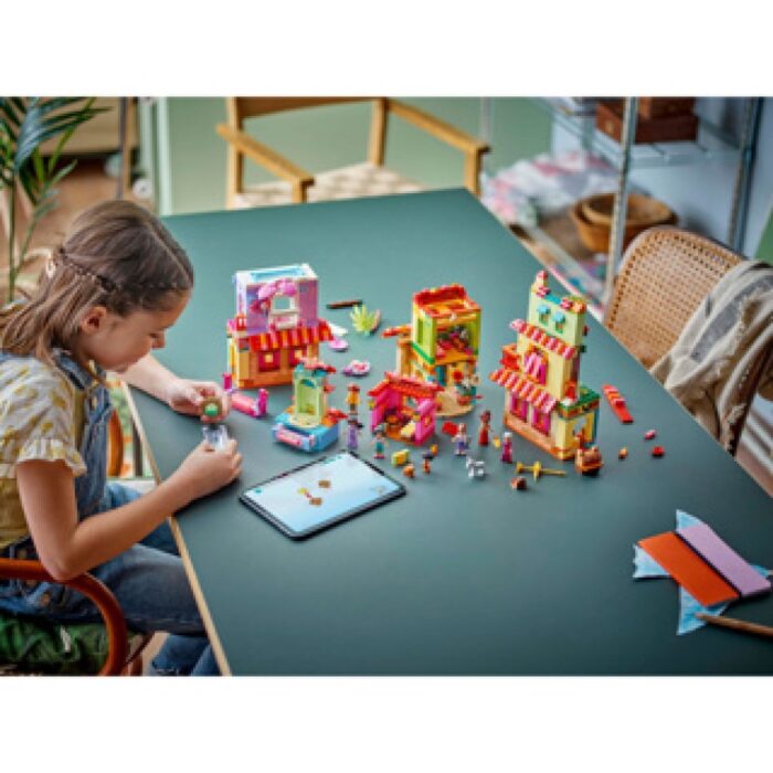 LEGO 43245 Disney Classic Het Magische Huis Van De Familie Madrigal - Afbeelding 4