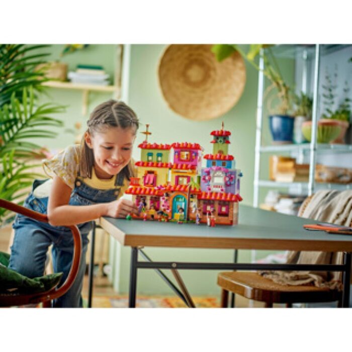 LEGO 43245 Disney Classic Het Magische Huis Van De Familie Madrigal - Afbeelding 5